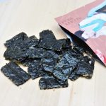Хрустящие водоросли с кунжутом и обжаренным коричневым рисом